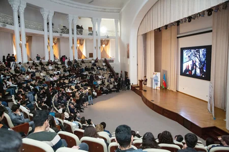 Tanınmış fotojurnalist Reza Deghatinin gənclərlə görüşü keçirilib