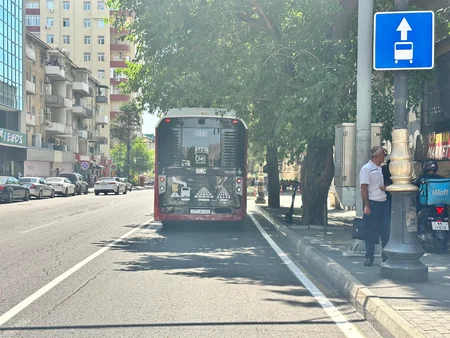 Bakının Cəfər Cabbarlı küçəsində hərəkət zolaqlarının təşkil edilməsi yekunlaşıb