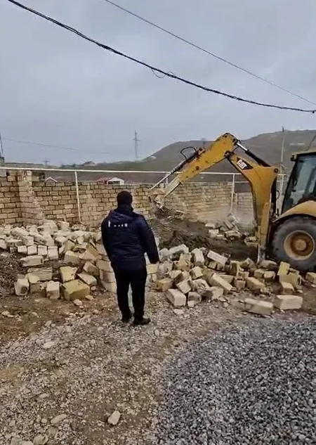 Xırdalan və Qobuda qanunsuz tikililər sökülüb