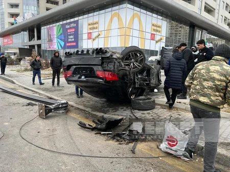 Bakıda avtomobil qəza törədərək aşıb, xəsarət alan var