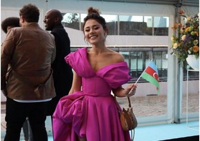 Efendi walks on turquoise carpet in Rotterdam