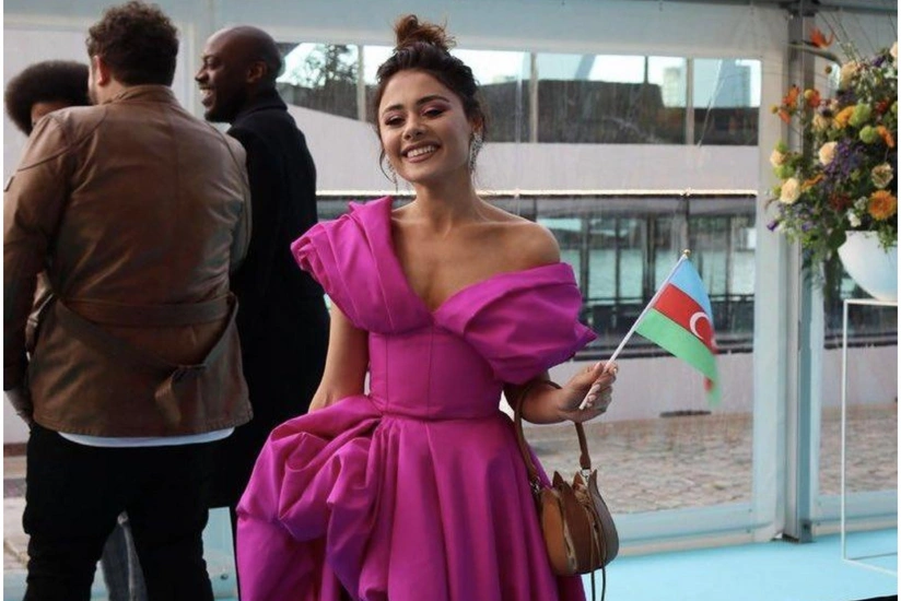 Efendi walks on turquoise carpet in Rotterdam