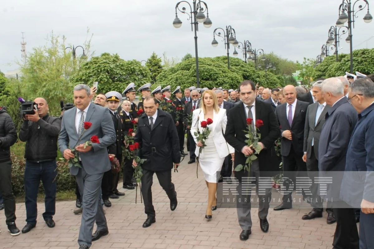 Azerbaijani delegation members lay flowers at Heydar Aliyev's monument in Astrakhan
