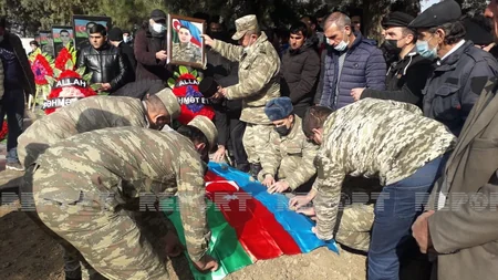 Yeni dünyaya gələn övladını görməyən şəhid kapitan dəfn edildi
