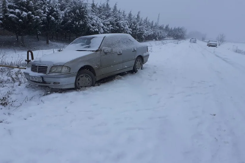 Xaçmazda qarlı havada yoldan çıxan avtomobil qaz xəttinə çırpılıb