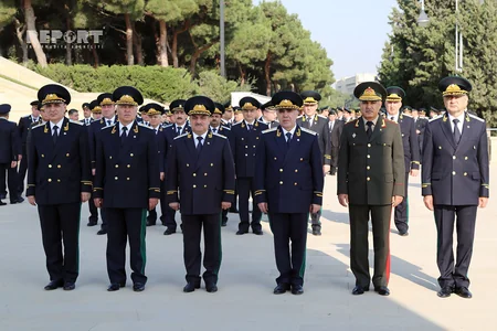 Prokurorluq işçiləri Fəxri və Şəhidlər xiyabanlarını ziyarət ediblər