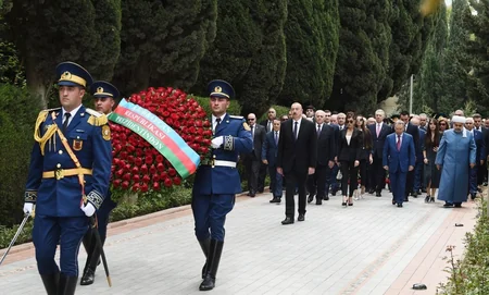 Azərbaycan Prezidenti ümummilli lider Heydər Əliyevin məzarını ziyarət edib - FOTO - YENİLƏNİB