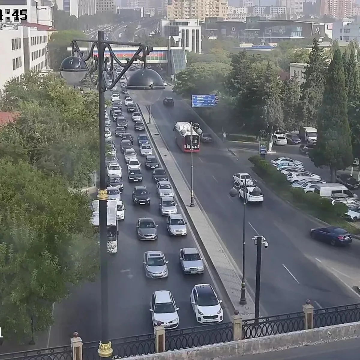Bakının bir sıra yollarında nəqliyyatın hərəkətində tıxac yaranıb