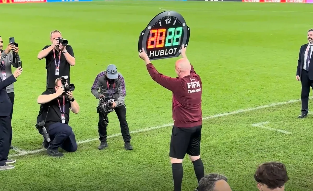 DÇ-2022: FIFA prezidenti elektron tablodan istifadə etməyi öyrənib