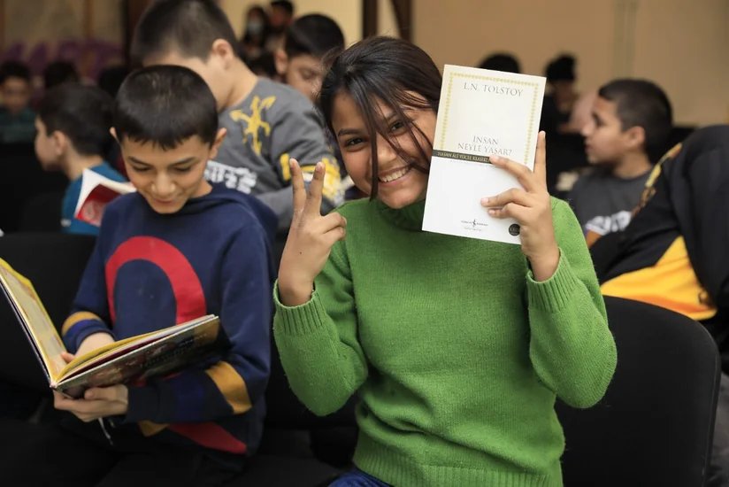 Heydər Əliyev Fondu uşaq evləri və internat məktəblərinə kitablar hədiyyə edib