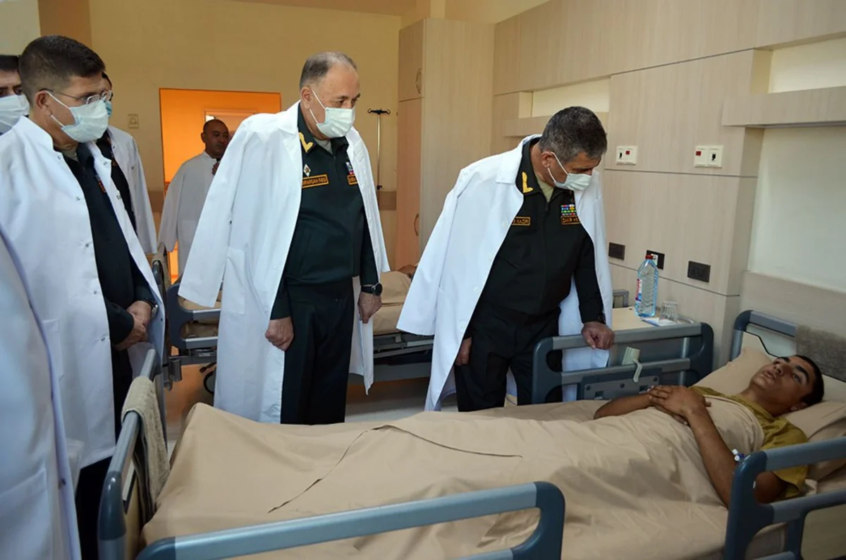Müdafiə naziri antiterror tədbirləri zamanı yaralanan hərbi qulluqçularla görüşüb