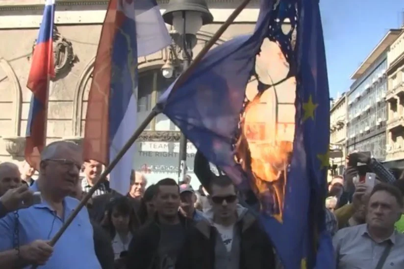 Демонстранты в Белграде сожгли флаги НАТО и ЕС - ВИДЕО