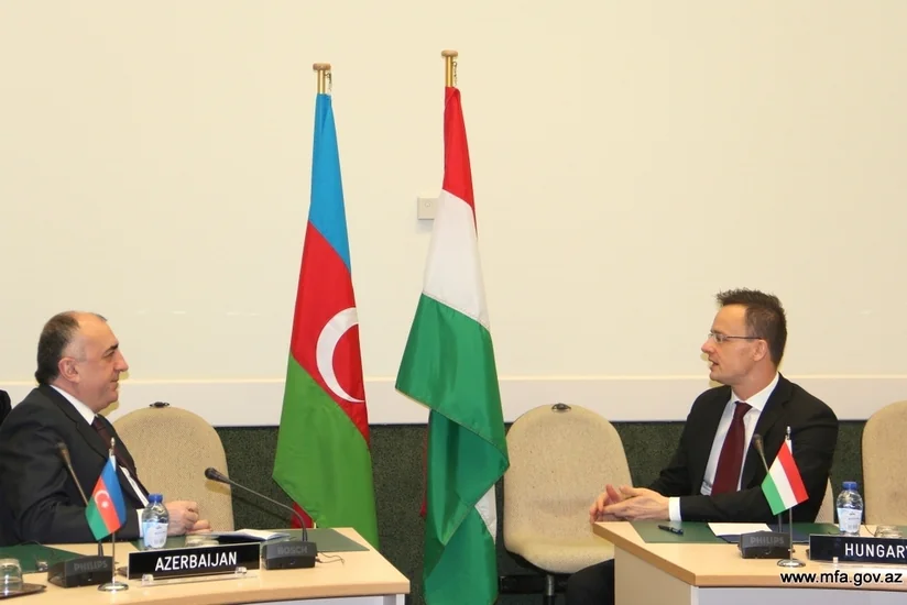 Elmar Məmmədyarov Macarıstanın XİN başçısı ilə görüşüb