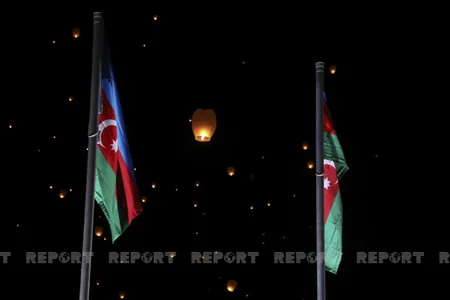 Vətən Müharibəsi Memorial Kompleksi ərazisində xüsusi şüalarla Zəfər tağı simvolizə edilib, səmaya işıq fənərləri buraxılıb