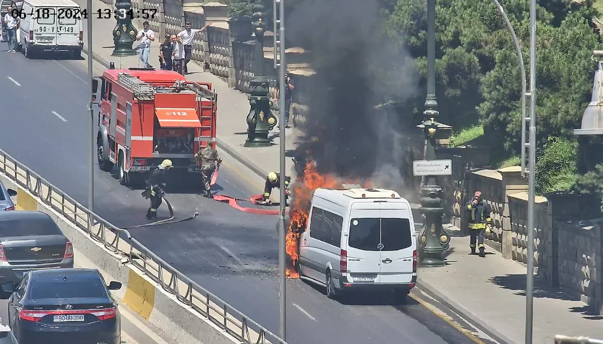 Bakıda hotelin qarşısında mikroavtobus yanıb, yolda sıxlıq yaranıb
