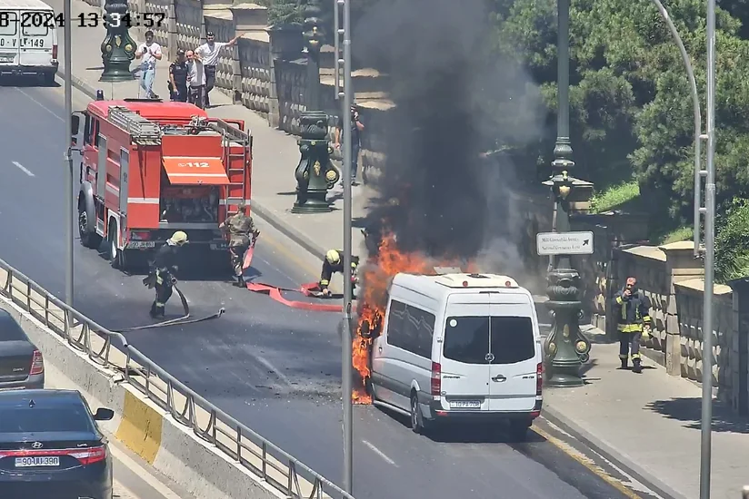 Bakıda hotelin qarşısında mikroavtobus yanıb, yolda sıxlıq yaranıb