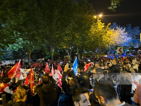 Сторонники правящей в Турции ПСР собрались перед Стамбульским отделением партии