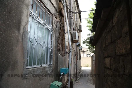 Bakıda 90 yaşlı bina uçmaq təhlükəsi ilə üzləşib, sakinlər evlərini tərk edib - VİDEO