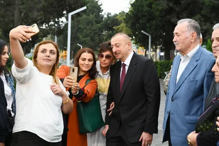 President Ilham Aliyev views conditions created at newly-reconstructed park in Baku