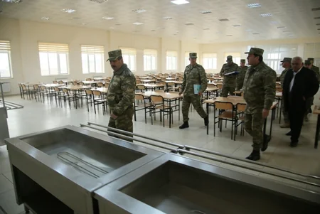 Müdafiə naziri hərbi şəhərciklərdə aparılan tikinti işlərinin gedişatını yoxlayıb - FOTO