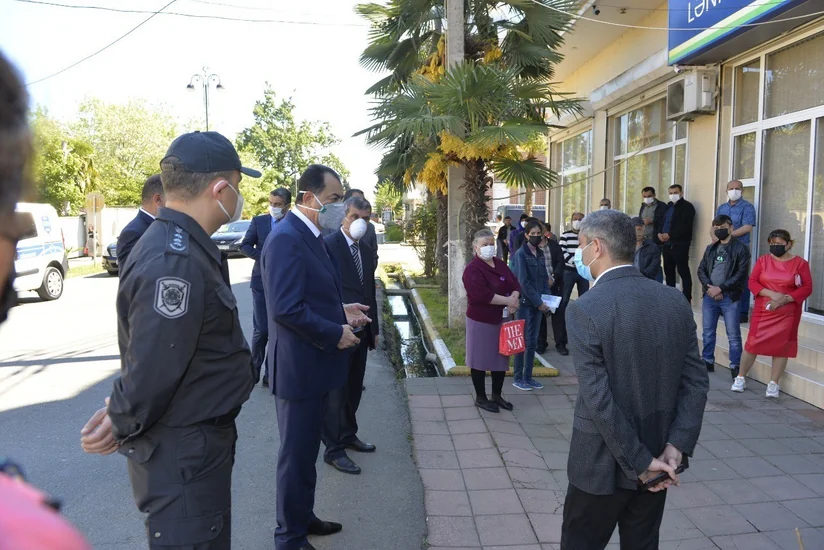 İcra başçısı və polis sakinlərə tibbi maska paylayıb - VİDEO