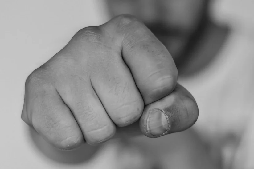 В Хачмазе пожилую женщину и ее сына избили на улице