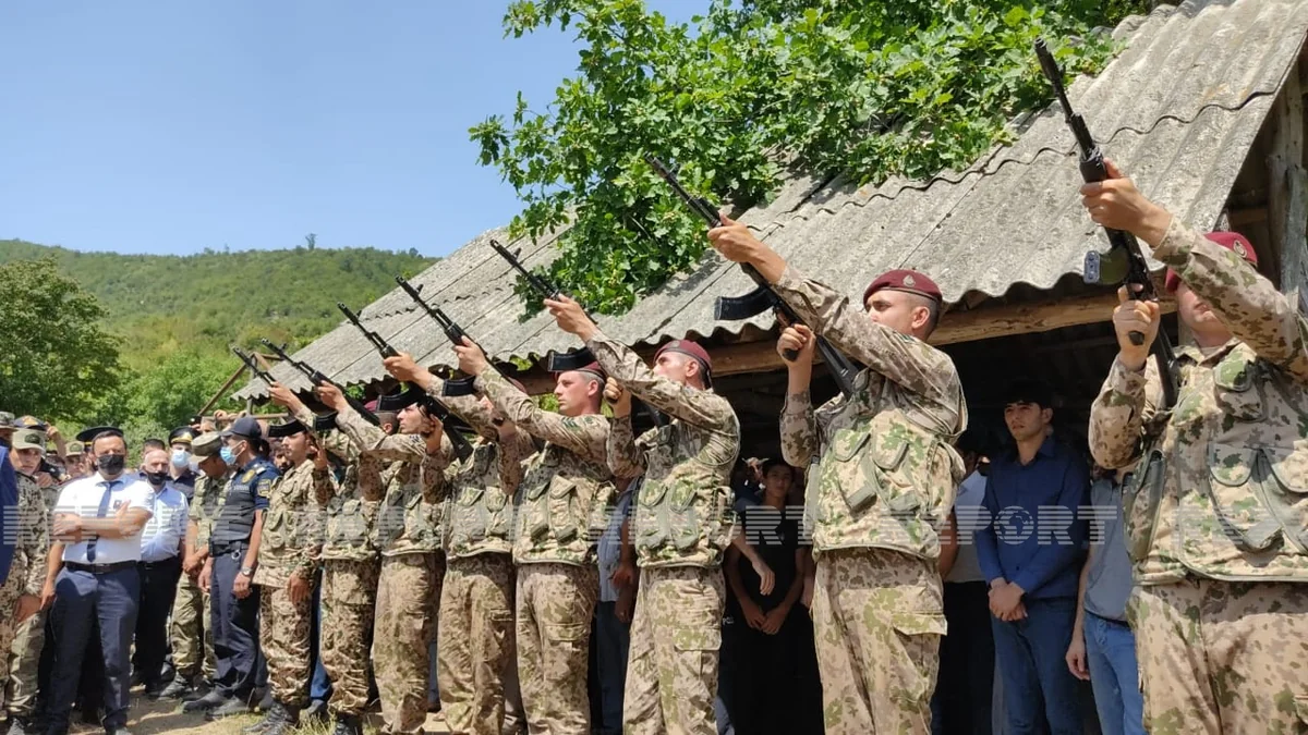 Həlak olan hərbi qulluqçu dəfn edilib