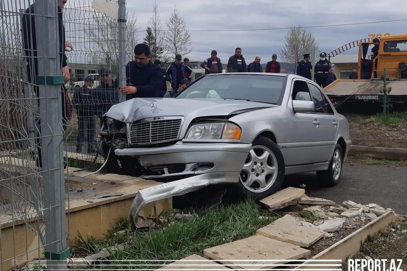 Ağstafada avtomobil transformatora çırpıldı, onlarla ev işıqsız qaldı