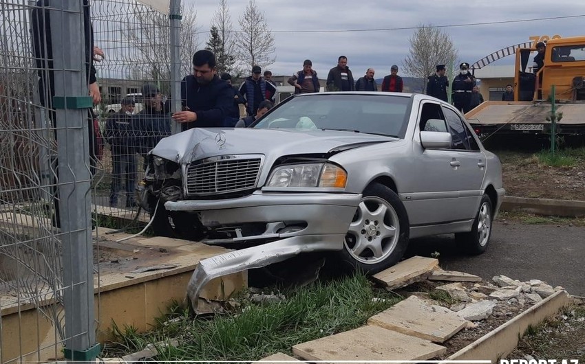 Ağstafada avtomobil transformatora çırpıldı, onlarla ev işıqsız qaldı