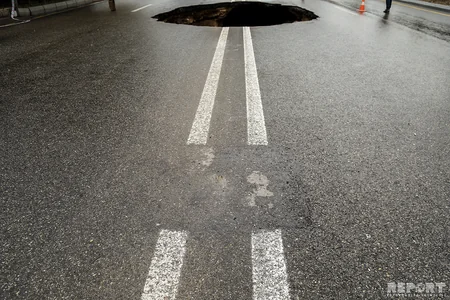 Bakıda kanalizasiya xətti partladı, “Azəravtoyol”un çəkdiyi yol çökdü - FOTO