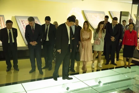 Parlament sədri Çin və Azərbaycan xalçaçılarının əməkdaşlıq etməsini istəyir