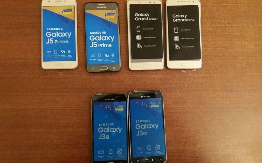Azərbaycan gömrükçüləri avtomobilin oturacaqlarının içindən 6 ədəd mobil telefon aşkar edib