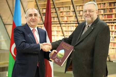 Elmar Məmmədyarov Latviya Milli Kitabxanasına Dağlıq Qarabağla bağlı kitab hədiyyə edib