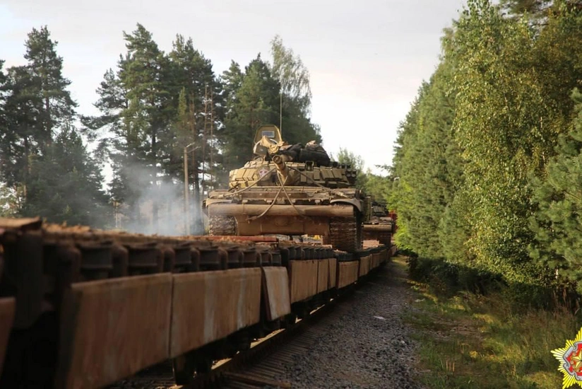 Belarus tanklarını Ukrayna ilə sərhədə aparır