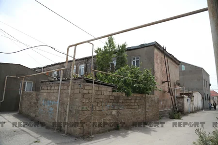 Bakıda 90 yaşlı bina uçmaq təhlükəsi ilə üzləşib, sakinlər evlərini tərk edib - VİDEO