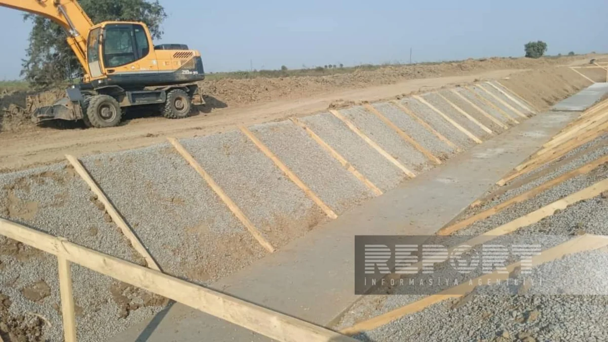 Biləsuvarda suvarma kanalına beton üzlük çəkilməsinə başlanılıb