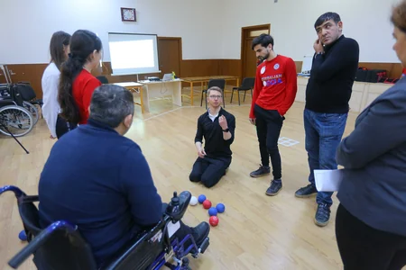 Böyük britaniyalı mütəxəssis Bakıda boççia məşqləri keçirir - FOTO