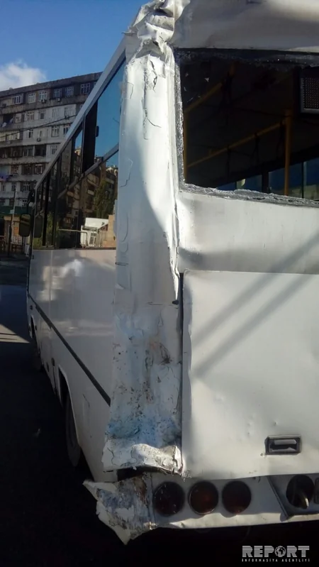 Bakıda iki marşrut avtobusu toqquşub, xəsarət alanlar var - FOTO
