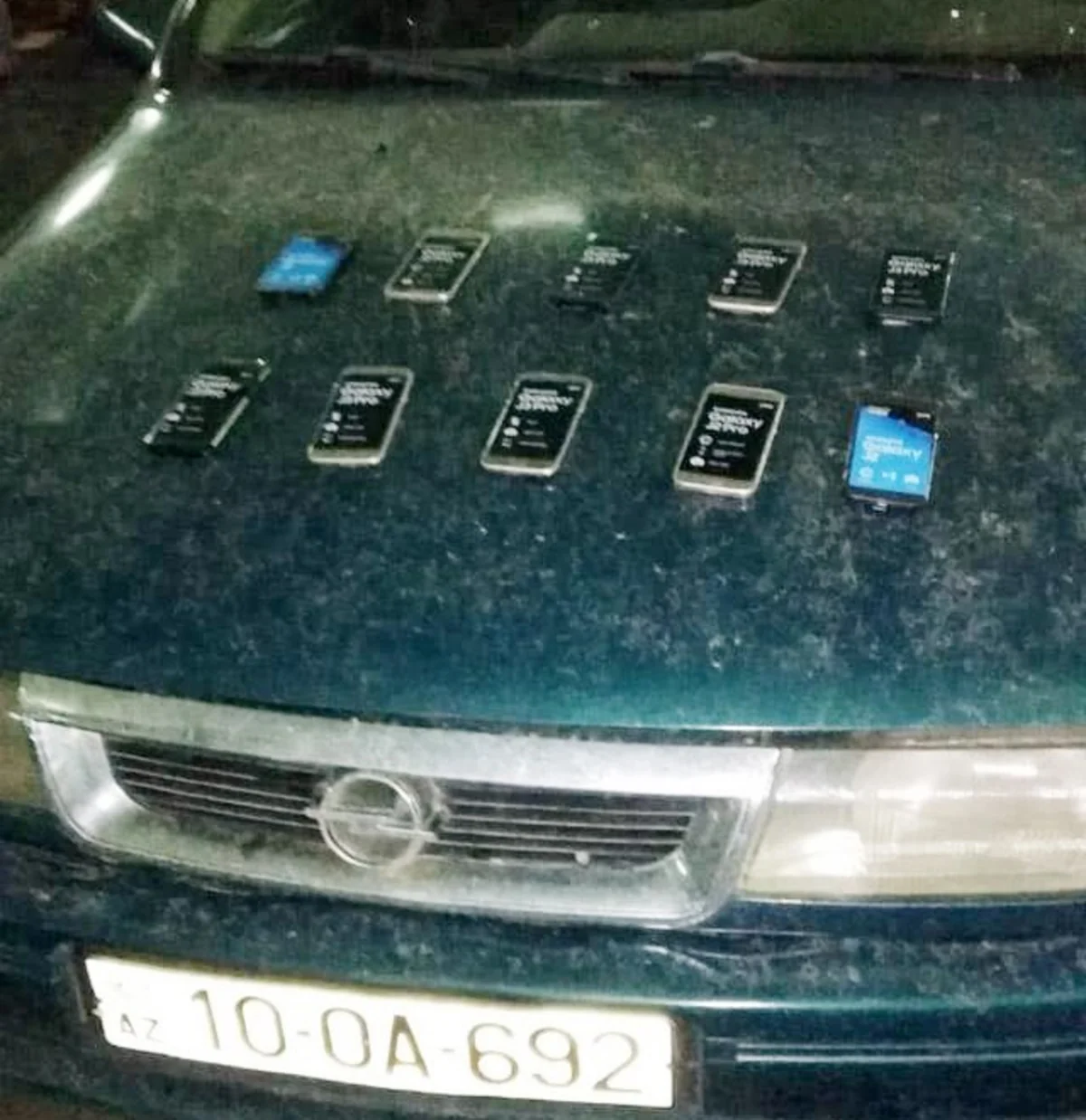 Azərbaycan gömrükçüləri avtomobilin salonunda gizlədilmiş mobil telefonlar aşkar edib