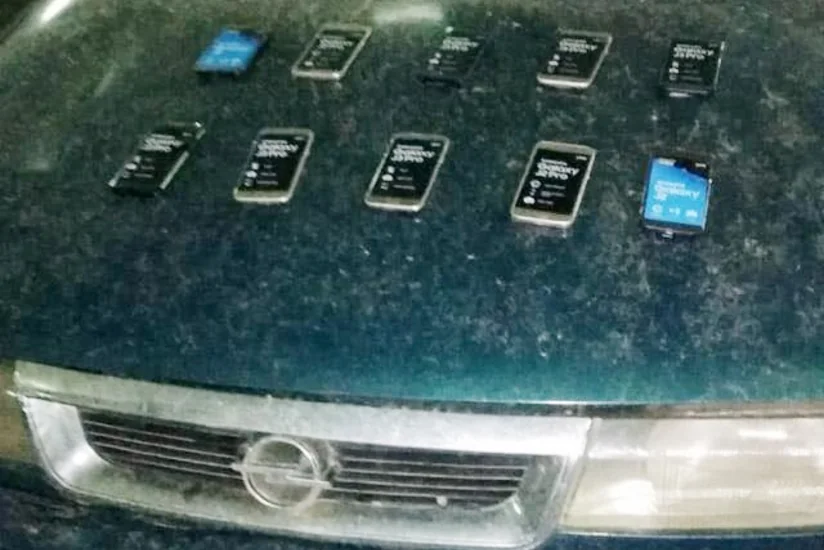 Azərbaycan gömrükçüləri avtomobilin salonunda gizlədilmiş mobil telefonlar aşkar edib