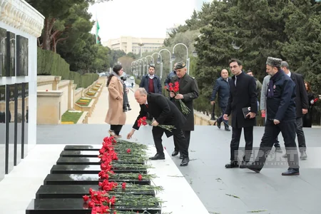 Türkiyənin Azərbaycandakı yeni səfiri Fəxri və Şəhidlər xiyabanlarını ziyarət edib