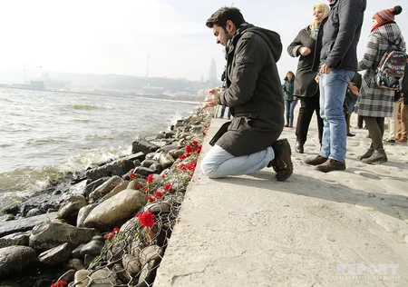 Bakıda “Günəşli” yatağında həlak olan və itkin düşən neftçilərin xatirəsi anılır - FOTOREPORTAJ