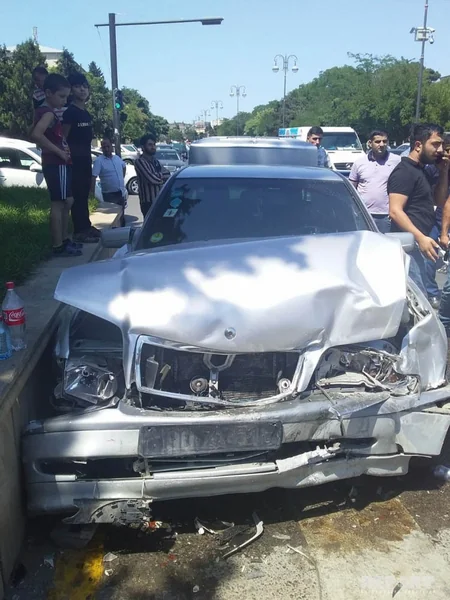 Bakıda qəza zamanı avtomobillərdən biri səkidə dayanmış şəxsə çırpılıb - FOTO