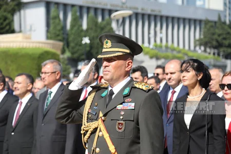 ​Zəfər Günü münasibəti ilə Bakıda Şəhidlər xiyabanı və Türk şəhidliyi ziyarət olunub