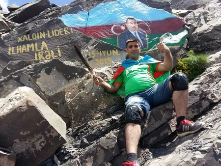 Qubalı alpinist Prezident İlham Əliyevin rəsmini Babadağ zivəsində qaya üzərinə çəkib