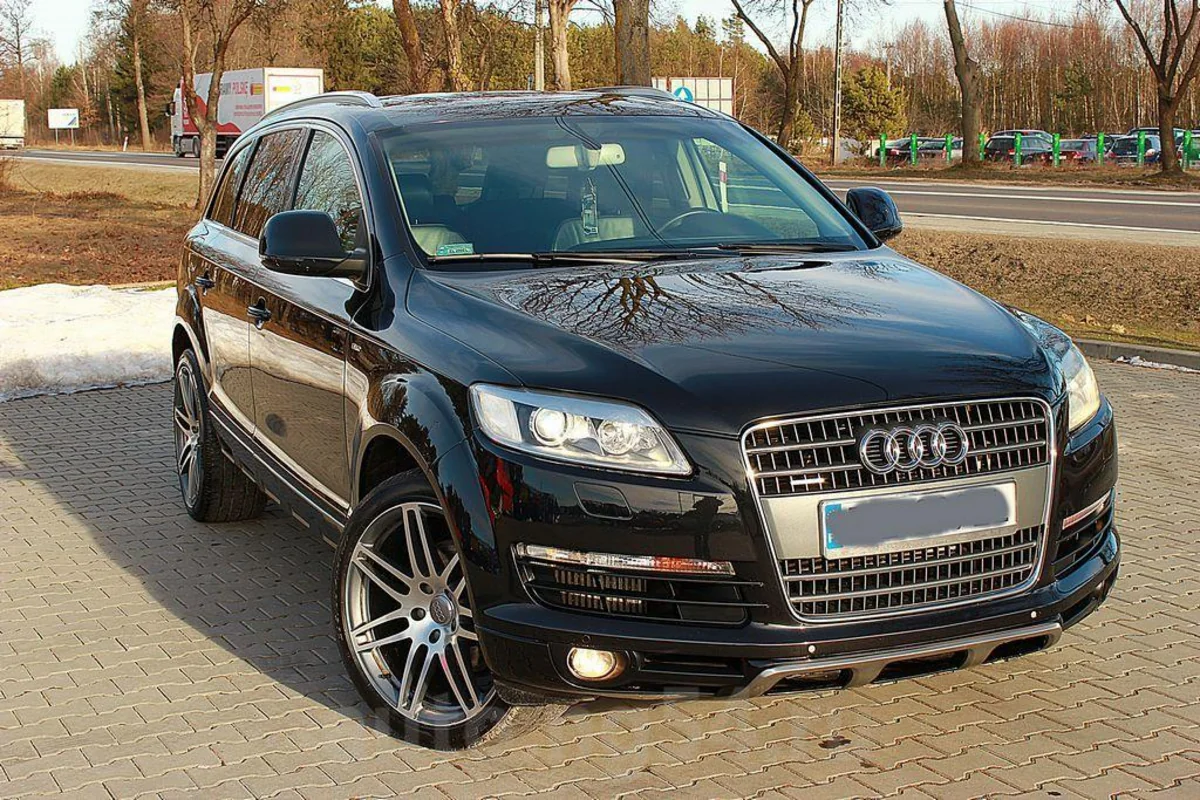 ​Власти Туркменистана запретили ввозить в страну черные машины