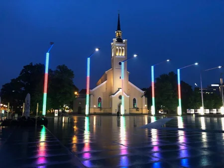 Estoniyanın Azadlıq meydanı Azərbaycan bayrağının rənglərində işıqlandırılıb