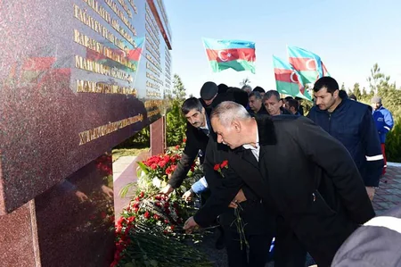 Ötən il həlak olmuş neftçilərin xatirəsinə ucaldılmış abidənin açılış mərasimi olub - FOTO