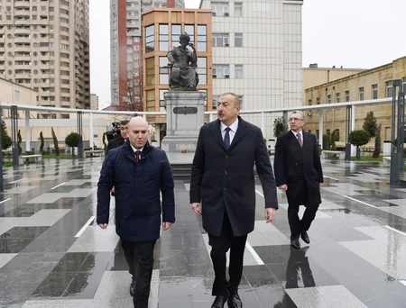 Prezident Xətainin heykəlinin köçürüldüyü parkda olub