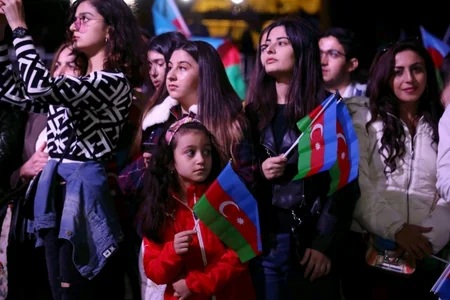 Heydər Əliyev Mərkəzinin parkında Müstəqillik Günü münasibətilə konsert olub